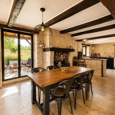 Authentique Maison En Pierre Blanche Du Quercy Feriehus